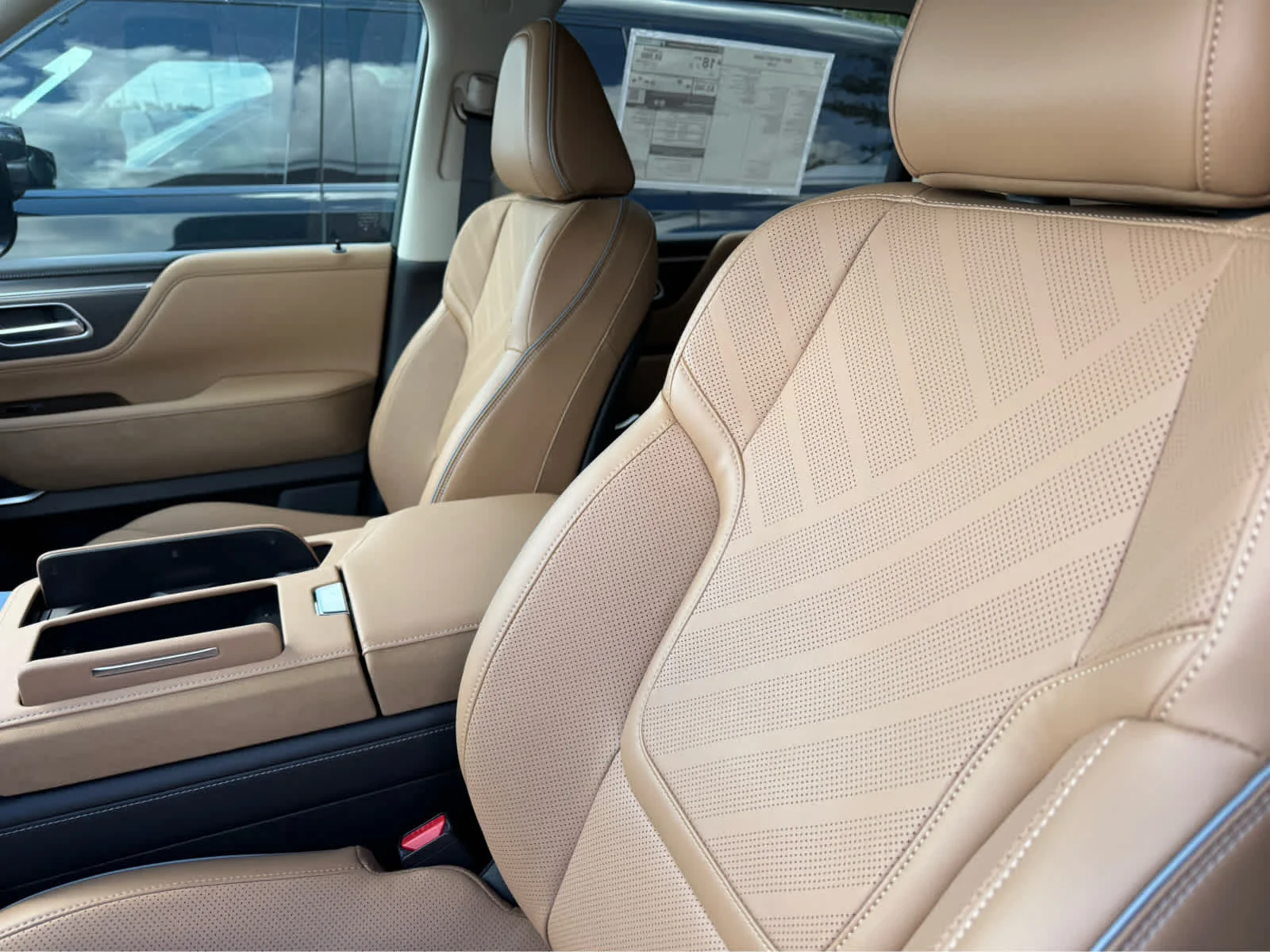 New 2027 RADIANT WHITE INFINITI Luxe 2WD image 8