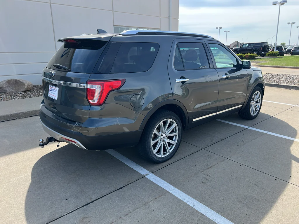 Used 2016 Magnetic Metallic Ford Limited image 10