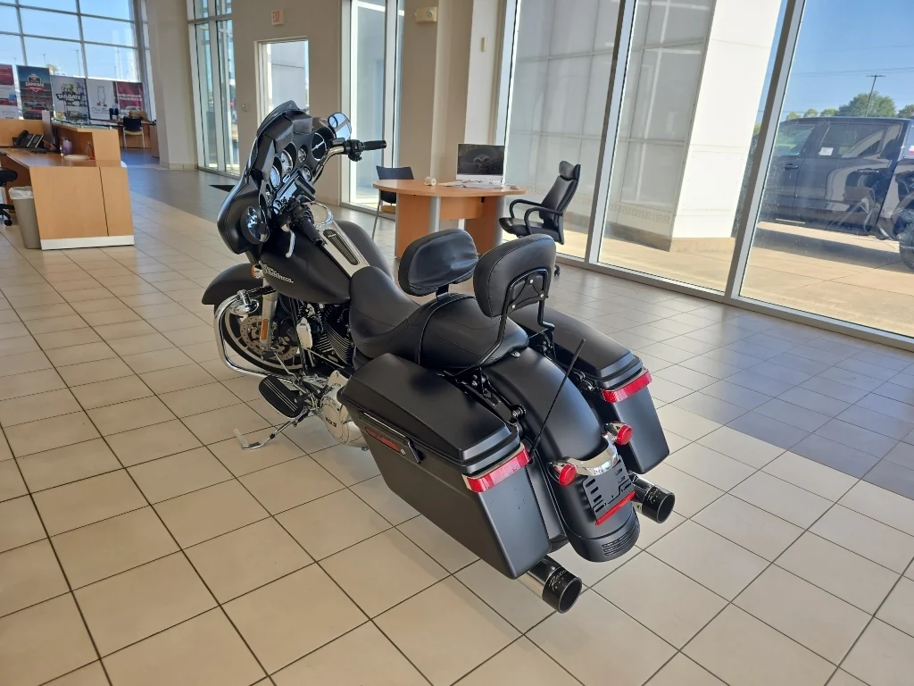 Used 2012  Harley-Davidson MOTORCYCLE image 4