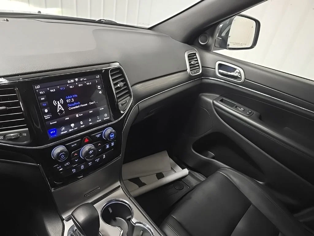 Used 2020 Gray Jeep Limited image 27