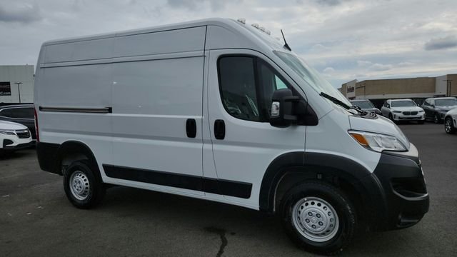 Used 2025 White Ram Base image 8