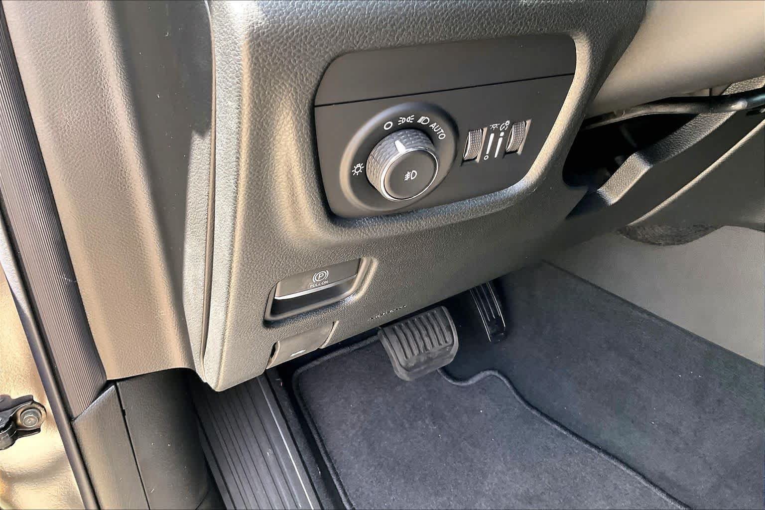 New 2026 Baltic Gray Metallic Clear-Coat Exterior Paint Jeep Limited image 18