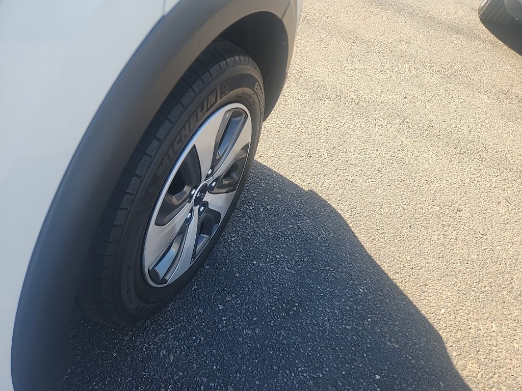 Used 2022 Snow White Pearl Kia LX image 8