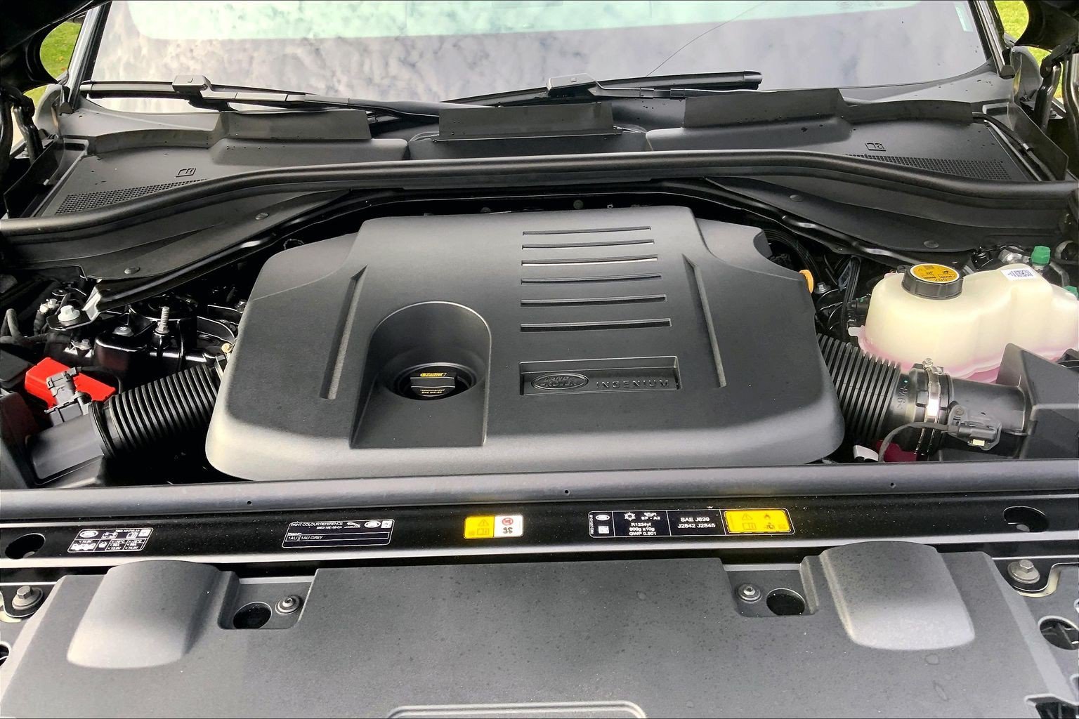 New 2027 Carpathian Grey Land Rover Dynamic SE image 16