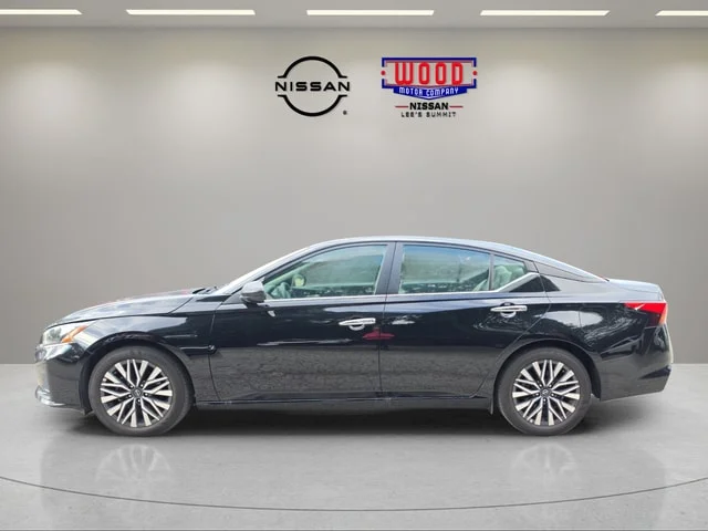 Used 2025 Super Black Clearcoat Nissan 2.5 SV image 5