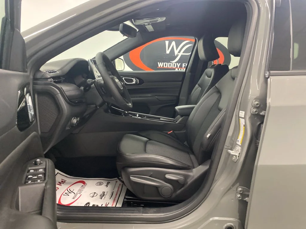 New 2027 Gray Jeep Latitude image 12