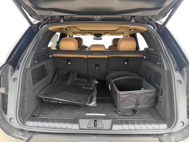 New 2027 Santorini Black Land Rover SE image 18