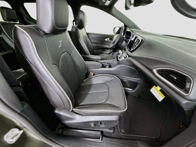 New 2027 Olive Green Pearl-Coat Paint Chrysler Limited image 28