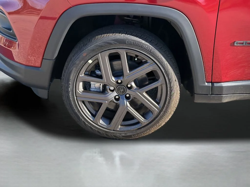 New 2026 Red Hot Pearlcoat Jeep Latitude image 9
