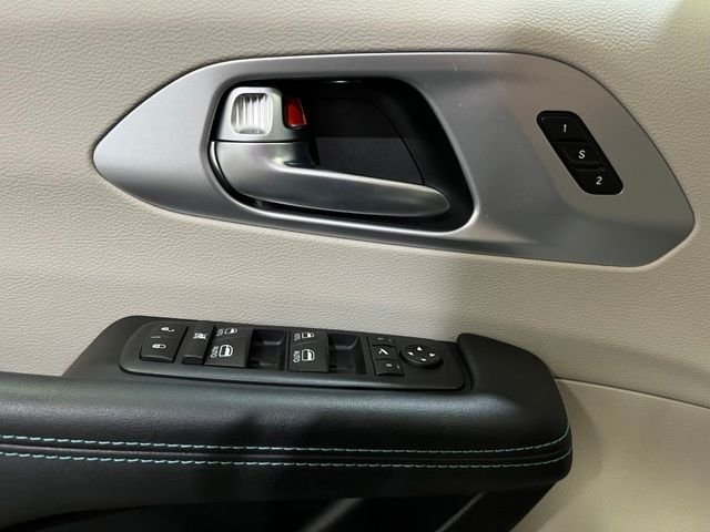 Used 2020 White Chrysler Limited image 14