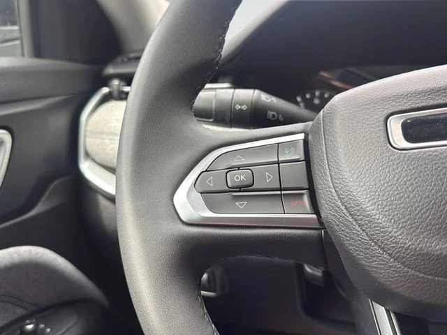 Used 2022 Silver Jeep Latitude image 15