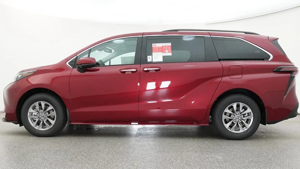 New 2026 Ruby Flare Pearl Toyota XLE image 2