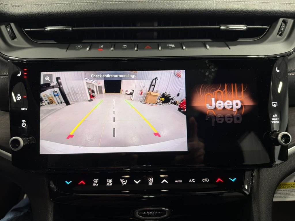New 2026 Bright White Clear-Coat Exterior Paint Jeep Limited image 33