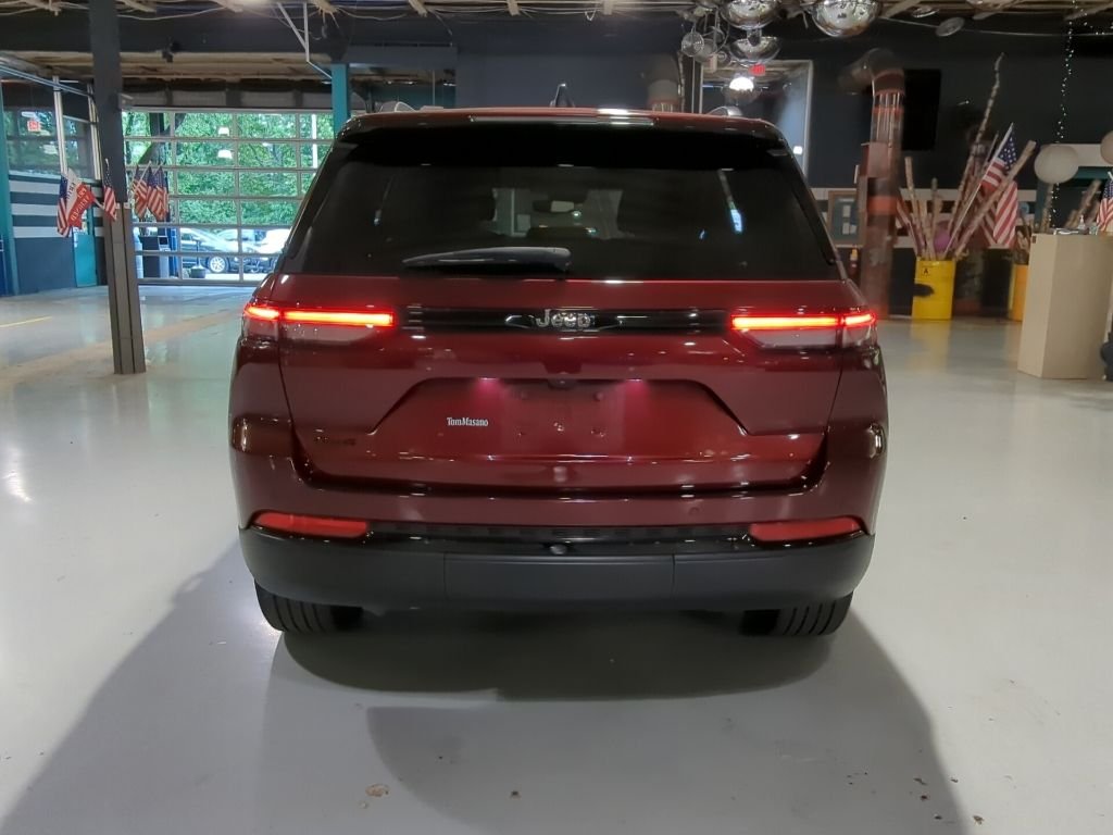 Used 2022 Red Jeep Altitude image 9