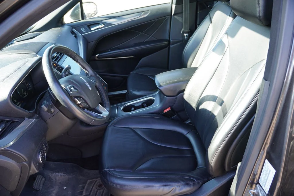 Used 2017 Gray Lincoln Premiere image 4