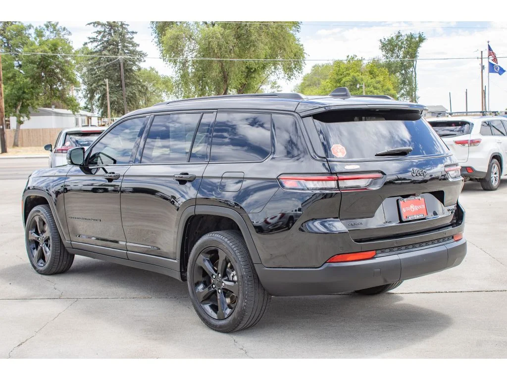 Used 2024 Diamond Black Crystal Pearlcoat Jeep Limited image 6