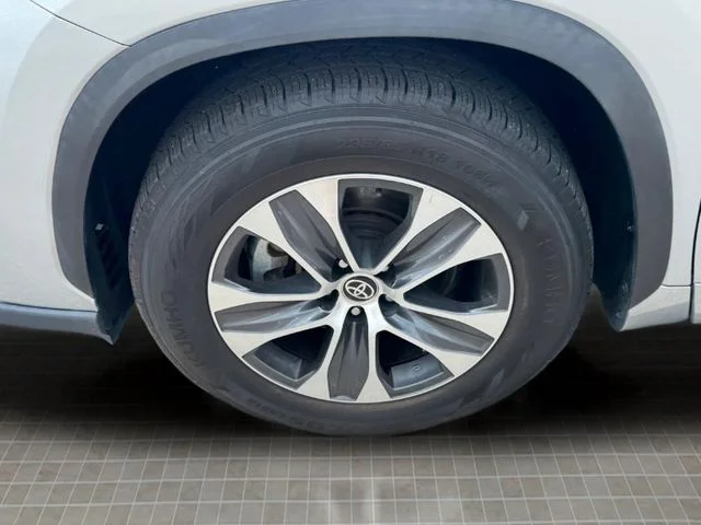 Used 2024 Silver Toyota XLE image 21