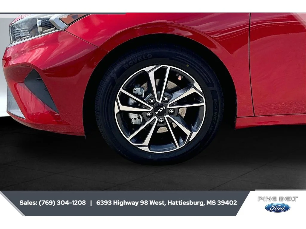 Used 2022 Currant Red Kia LXS image 7