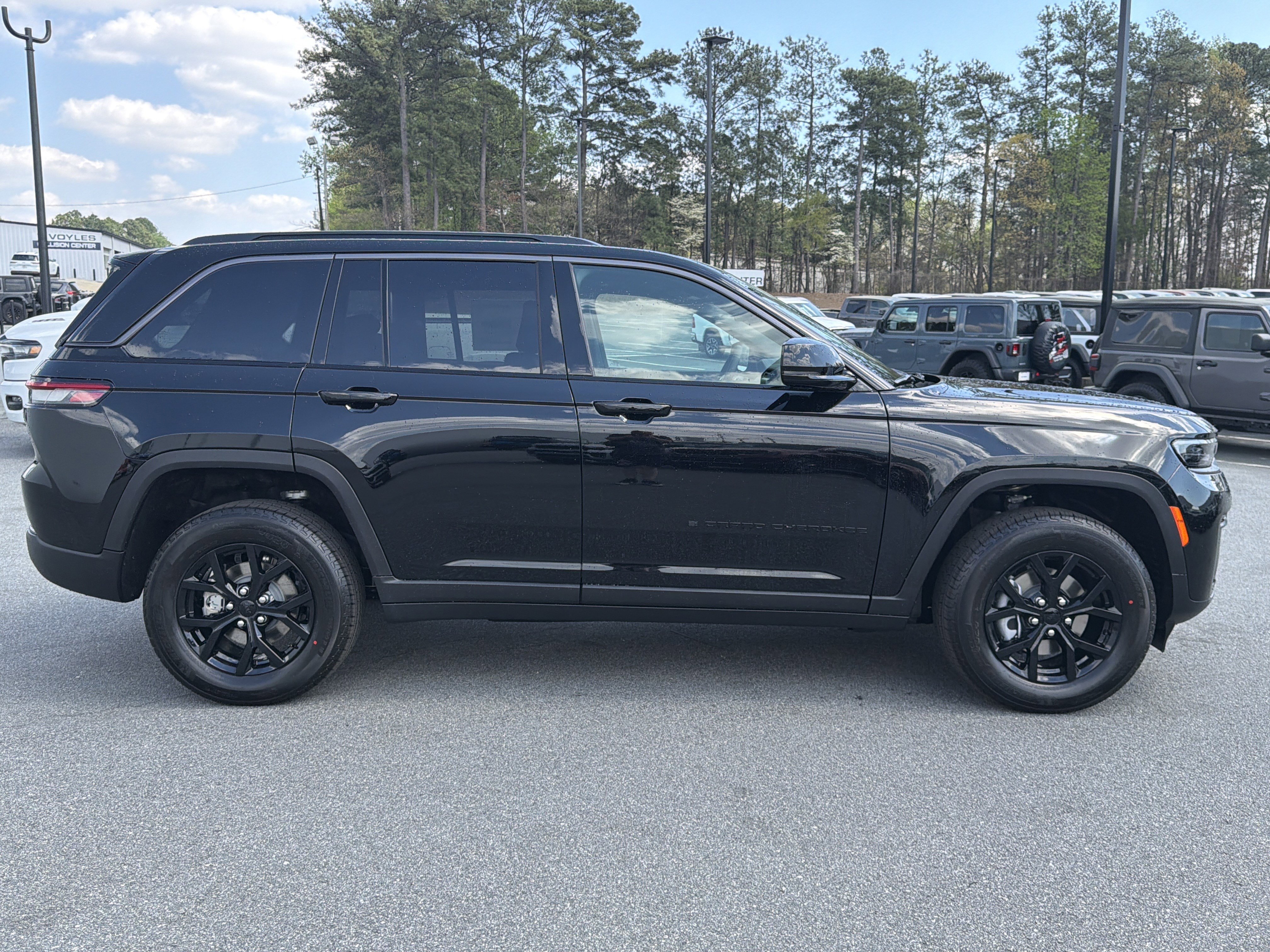 New 2026 Diamond Black Crystal Pearl-Coat Exterior Paint Jeep Altitude image 9