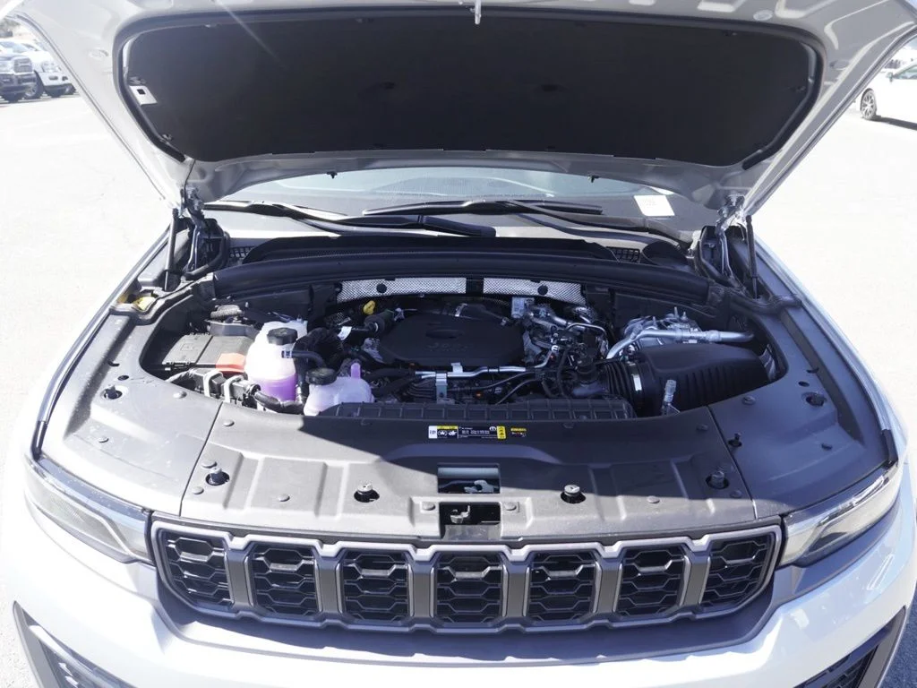 New 2026 Silver Zynith Exterior Paint Jeep Laredo Altitude image 29