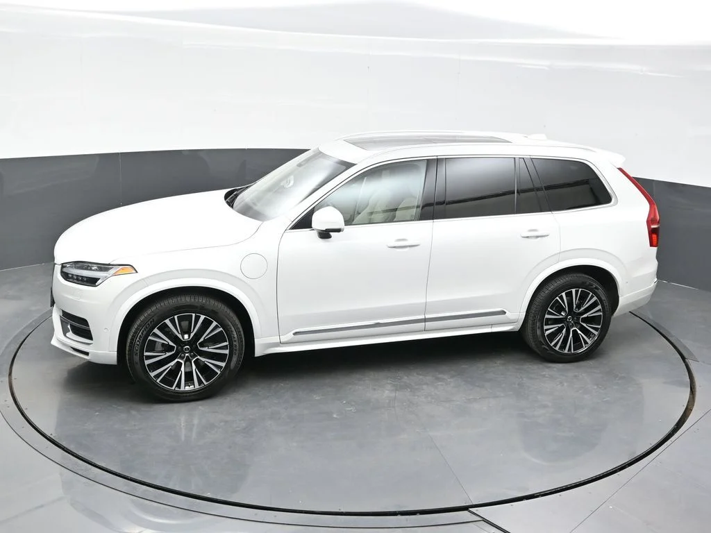 Certified Used 2025 Crystal White Volvo Plus image 34