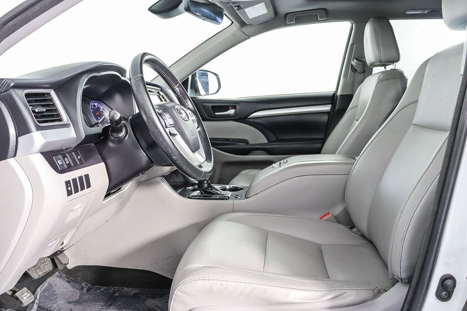 Used 2018 White Toyota XLE image 16