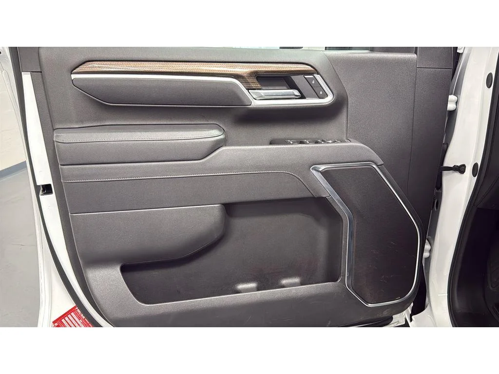Used 2025 Summit White Chevrolet LT image 18