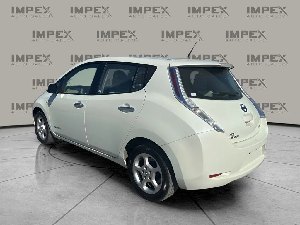 Used 2012 White Nissan SV image 3