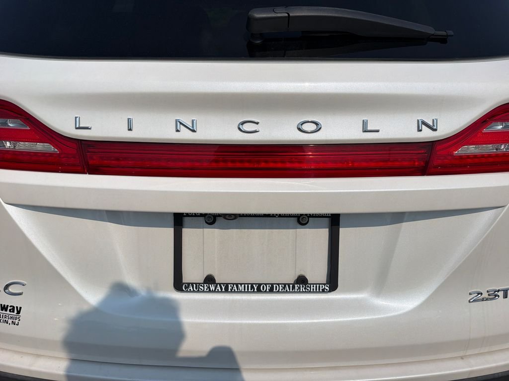 Used 2018 White Platinum Clearcoat Metallic Lincoln Reserve image 35
