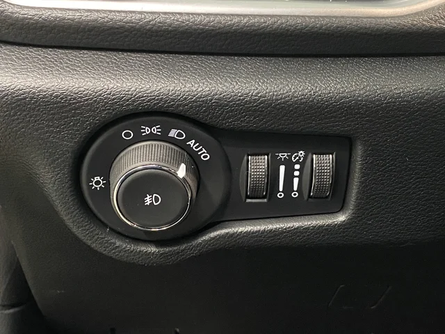 New 2026 Diamond Black Crystal Pearl-Coat Exterior Paint Chrysler Limited image 25