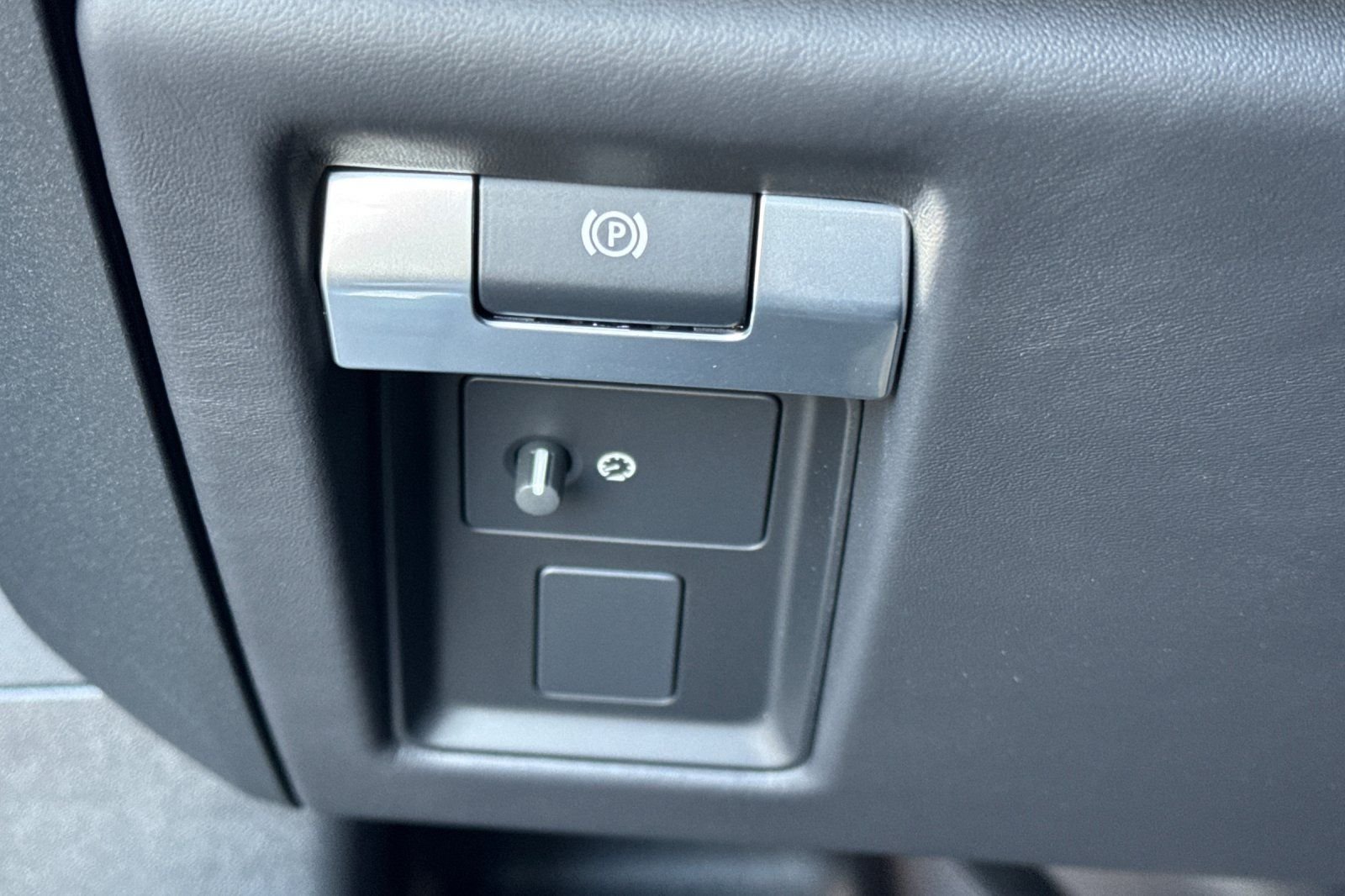 2026 Land Rover Defender OCTA Black - Photo 32