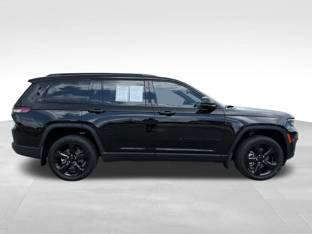 Used 2023 Black Jeep Altitude image 30