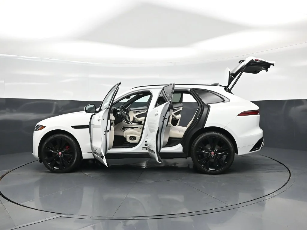 Used 2023  Jaguar P400 R-Dynamic S image 31