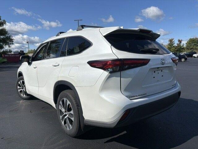 Used 2022 Wind Chill Pearl Toyota XLE image 8