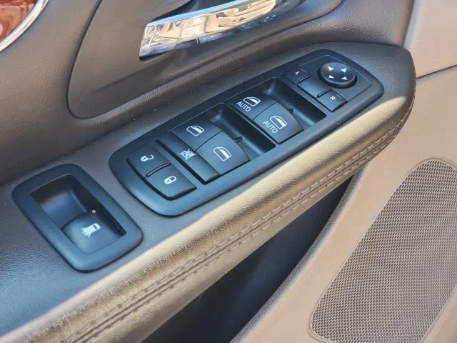 Used 2015 Cashmere/Sandstone Pearlcoat Chrysler Touring image 19