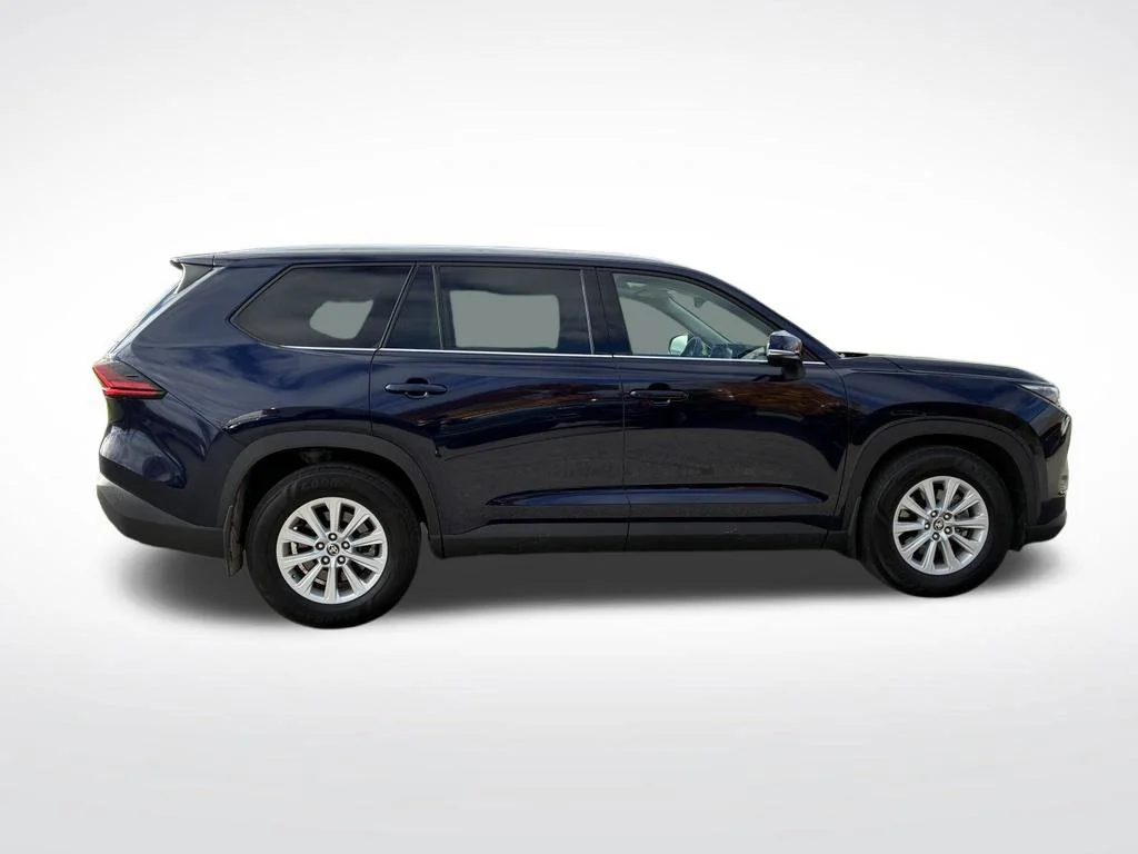 Used 2025  Toyota XLE image 7