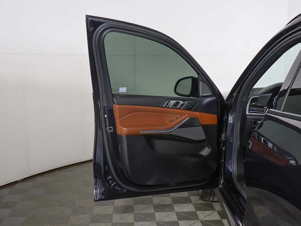 Used 2022 Black BMW M50i image 24