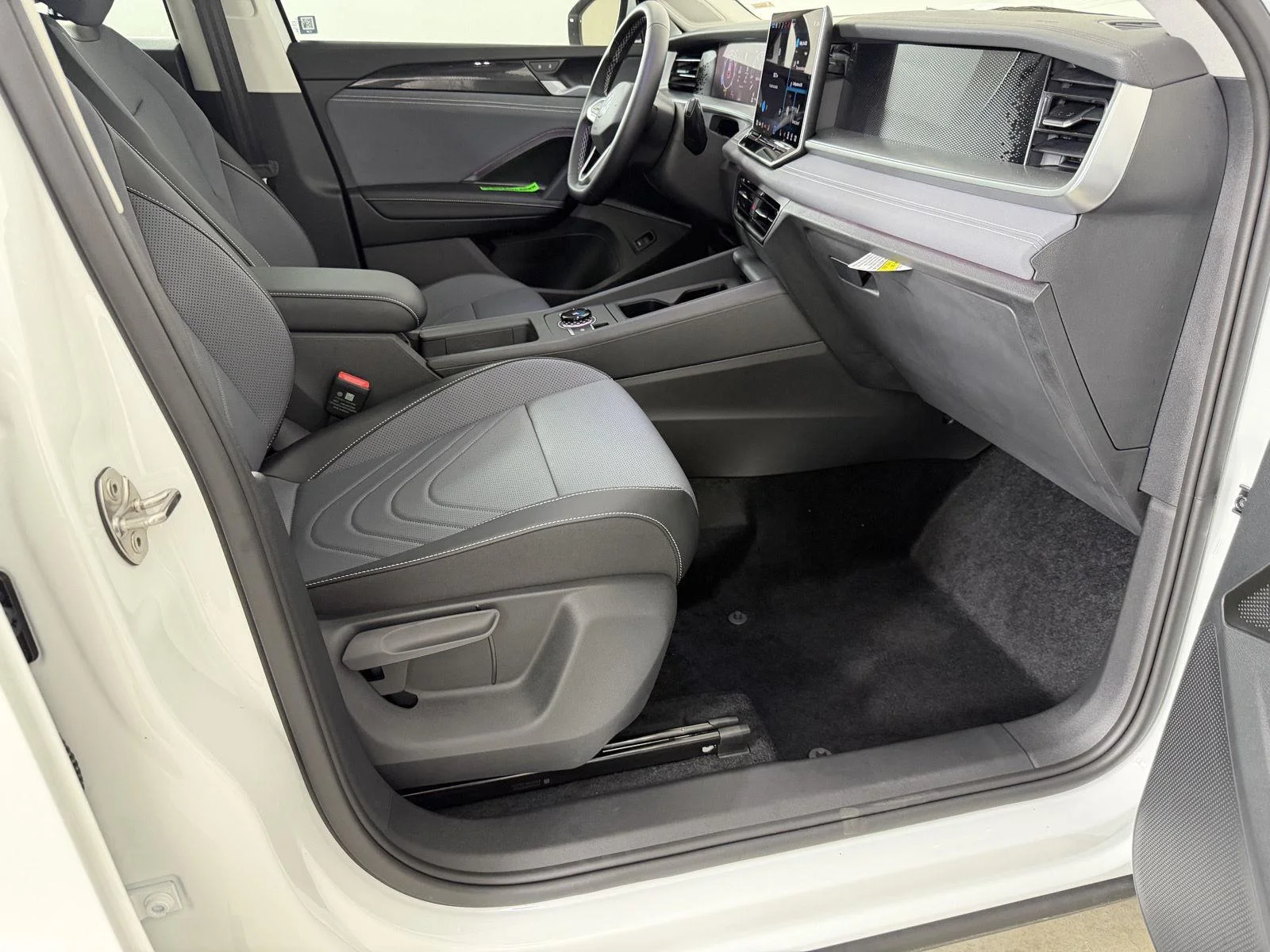 New 2026 Pure White Volkswagen SE image 14