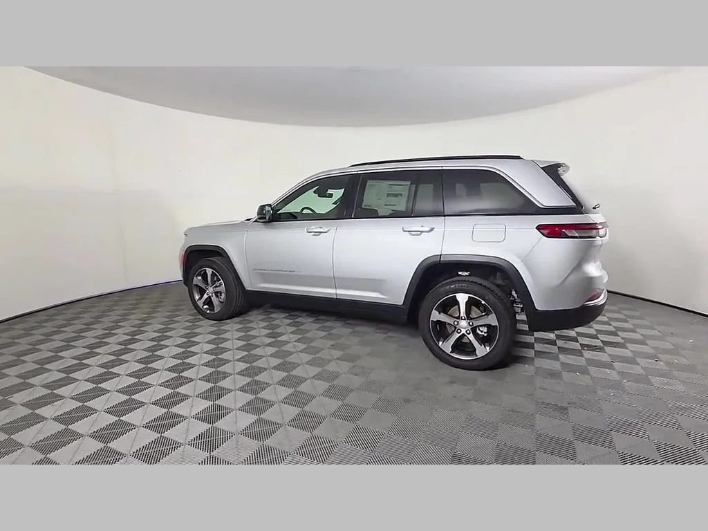 New 2026 Silver Zynith Exterior Paint Jeep Limited image 32
