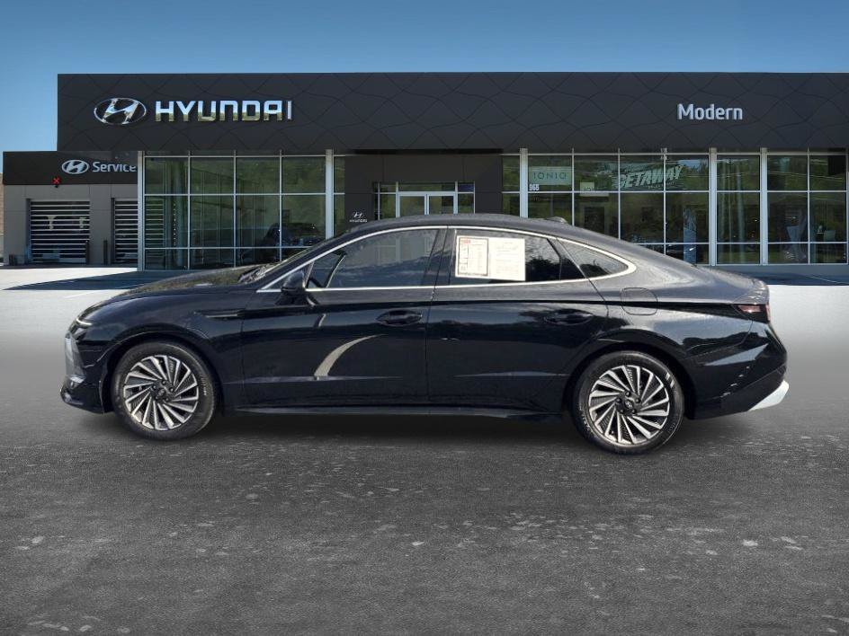 Certified Used 2025 Abyss Black Hyundai SEL image 4
