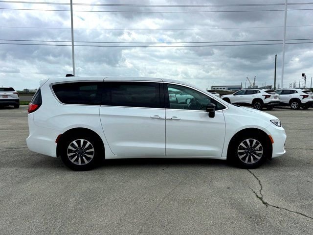 Used 2024 White Chrysler Select image 6