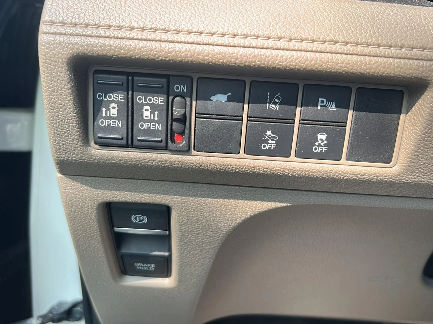 Used 2019 White Diamond Pearl Honda Touring image 5