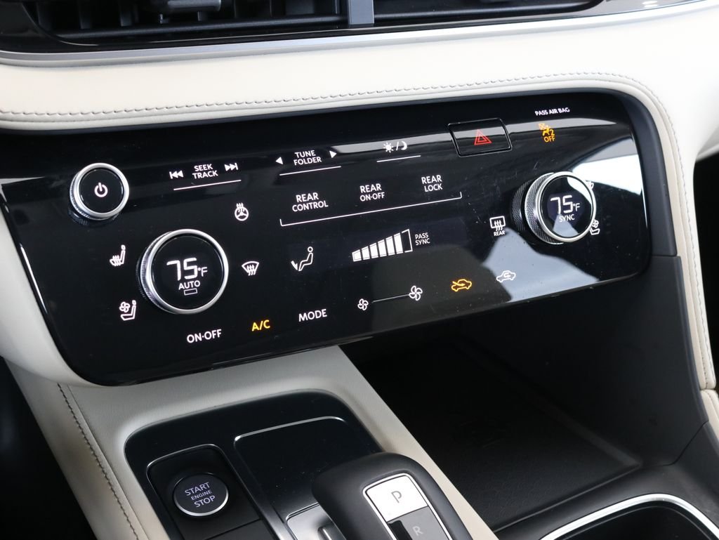 Used 2023 White INFINITI LUXE image 15