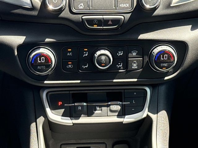 Used 2023 White GMC SLT image 19