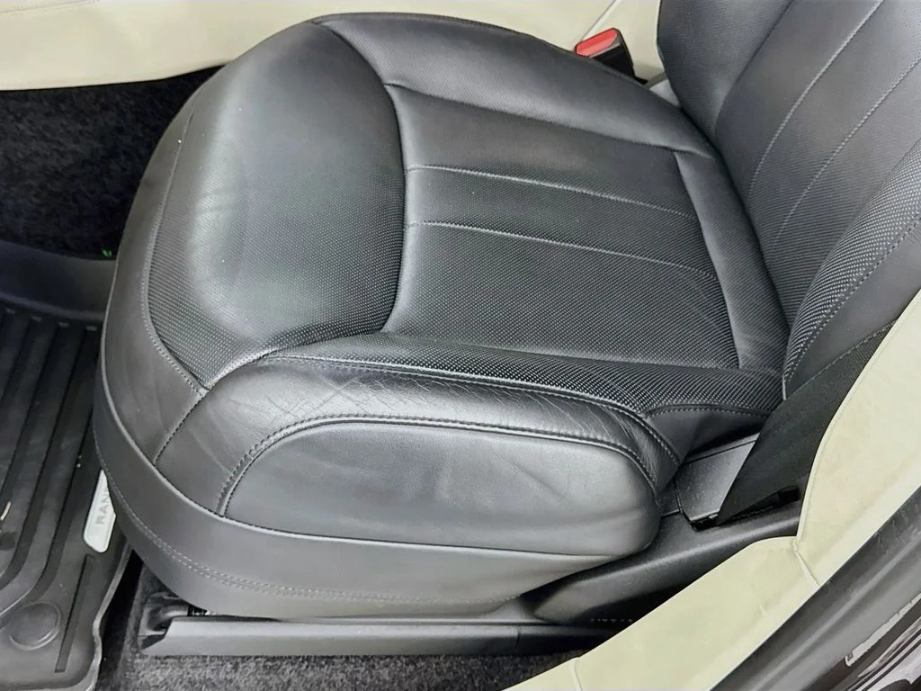 Used 2022 Gray Land Rover SE image 20