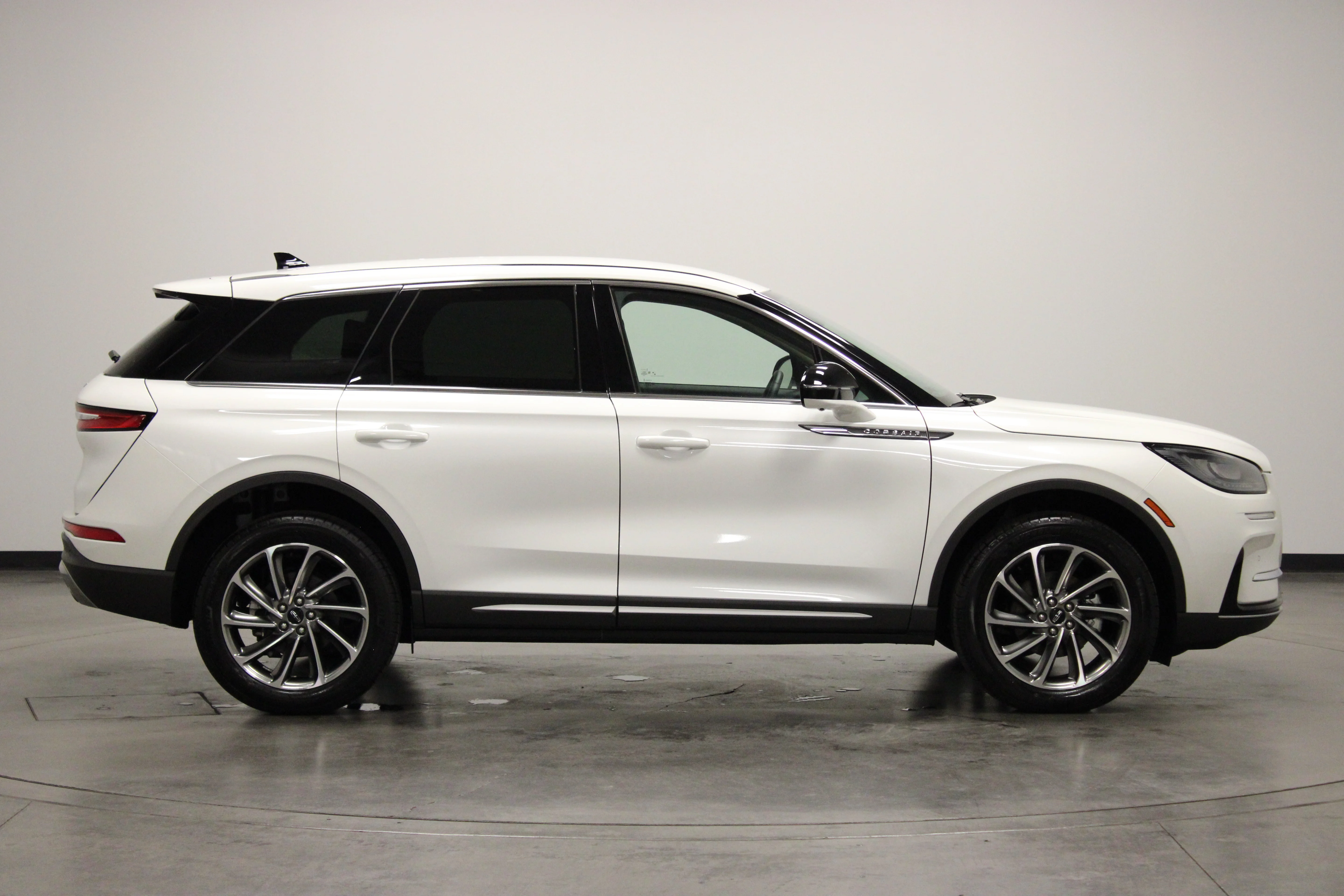 Used 2025 White Metallic Lincoln Premiere image 9