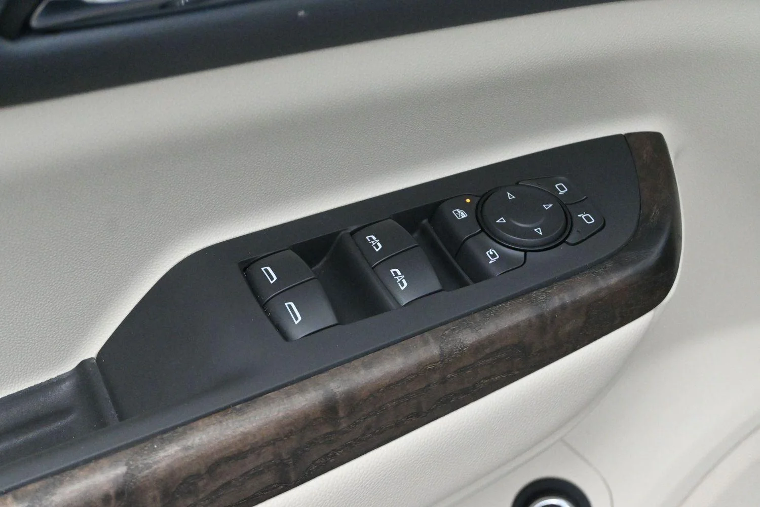 Used 2023 White Frost Tricoat GMC Denali image 12