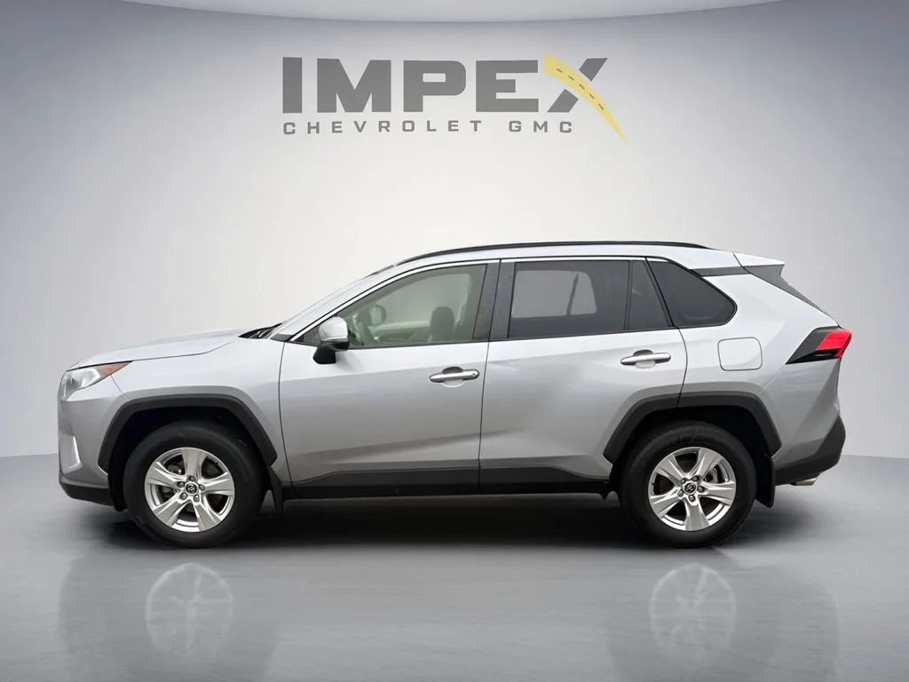 Used 2020  Toyota XLE image 2