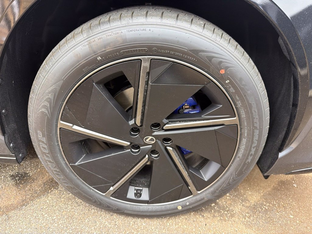 New 2026 Cloudburst Gray and Black Onyx Lexus  550e F SPORT AWD image 27