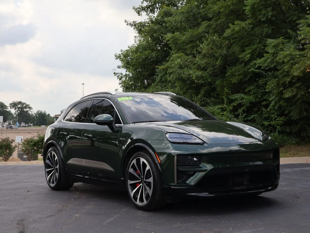 Used 2024 Oak Green Metallic Neo Porsche Turbo image 11
